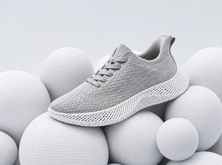 Sneaker Braidge grigia appoggiata su sfere bianche stampate in 3D
