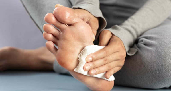 Comment empêcher les pieds de transpirer dans les chaussures (guide complet)