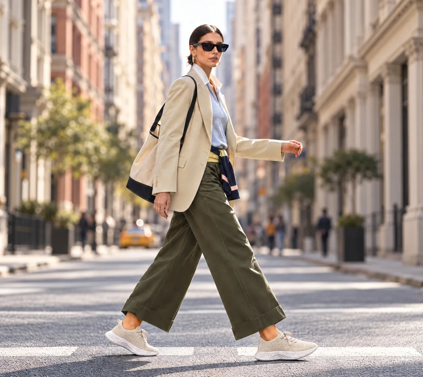 Mujer cruzando una calle de la ciudad con zapatillas Braidge impresas en 3D